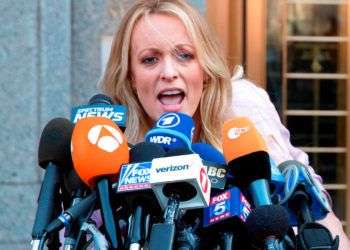 Stormy Daniels hablándole a la prensa frente a un tribunal en Nueva York. Foto: Mary Altaffer/AP.