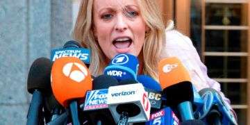 Stormy Daniels hablándole a la prensa frente a un tribunal en Nueva York. Foto: Mary Altaffer/AP.