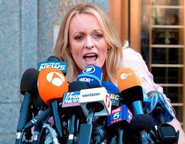 Stormy Daniels hablándole a la prensa frente a un tribunal en Nueva York. Foto: Mary Altaffer/AP.