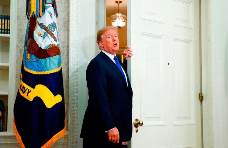 Donald Trump habla con periodistas en la Oficina Oval de la Casa Blanca, el 2 de noviembre de 2017. Foto: Evan Vucci / AP / Archivo.