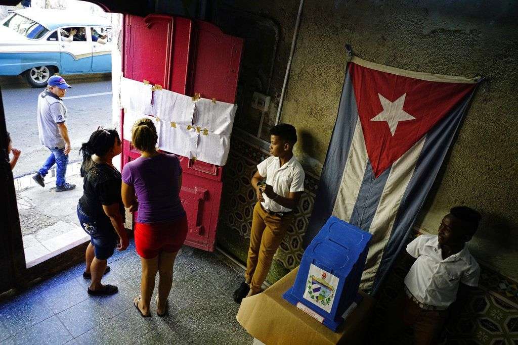 Dos mujeres buscan sus nombres en una lista de electores en un centro de votación durante los comicios municipales en La Habana, en noviembre de 2017. Foto: Ramón Espinosa / AP / Archivo.