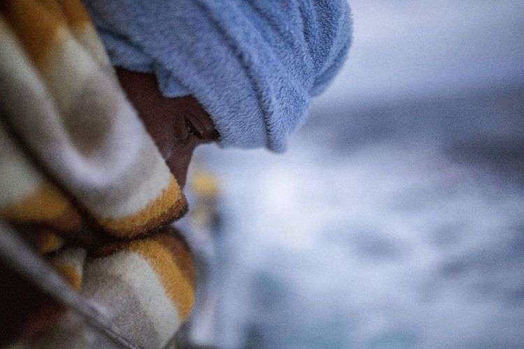 En esta imagen un hombre en cubierta tras ser rescatado por cooperantes humanitarios de la ONG española Proactiva Open Arms, tras abandonar Libia tratando de llegar a Europa. Foto: Olmo Calvo / AP.