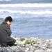 Una mujer reza hacia el mar en memoria de las víctimas del tsunami que hace 7 años cobró la vida de al menos 18,000 personas en Kesennuma, Japón. Foto: Iori Sagisawa / Kyodo News via AP.