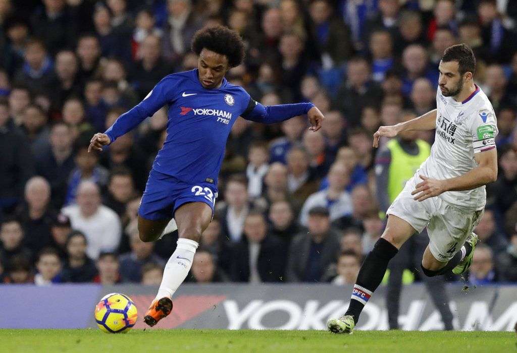 El extremo brasileño Willian, izquierda, anotó el gol del Chelsea en el partido de la ida contra el Barcelona. Foto: Matt Dunham / AP.