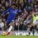 El extremo brasileño Willian, izquierda, anotó el gol del Chelsea en el partido de la ida contra el Barcelona. Foto: Matt Dunham / AP.