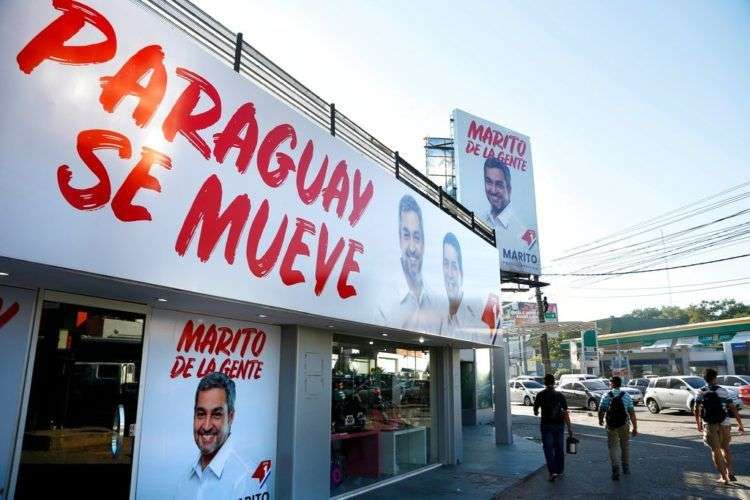 Anuncios de la campaña electoral del Partido Colorado están desplegados en una farmacia de Asunción, Paraguay. Foto: Jorge Saenz / AP.