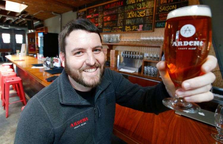 Ryan Kelly, ganador de un Pulitzer por fotoperiodismo, brinda en su nuevo trabajo, en Ardent Craft Ales, en Richmond, Virginia. Foto: Steve Helber / AP.