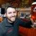 Ryan Kelly, ganador de un Pulitzer por fotoperiodismo, brinda en su nuevo trabajo, en Ardent Craft Ales, en Richmond, Virginia. Foto: Steve Helber / AP.