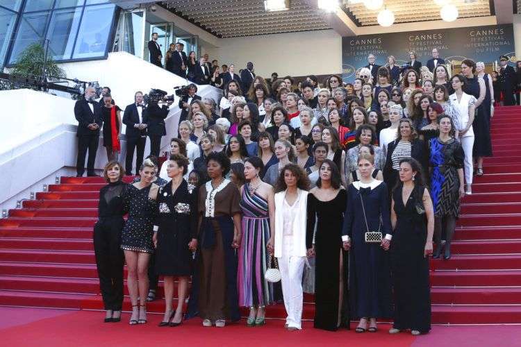 Ochenta y dos mujeres de la industria cinematográfica protestan en los escalones del Palacio de Festivales para exigir igualdad de género en la industria. Foto: Joel C Ryan / Invision/AP.