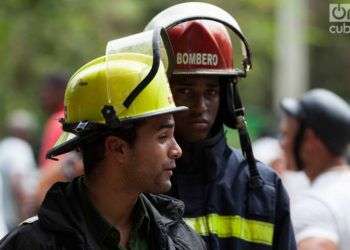 Bomberos en zona cercana al lugar del accidente. Foto: Claudio Pelaez Sordo.