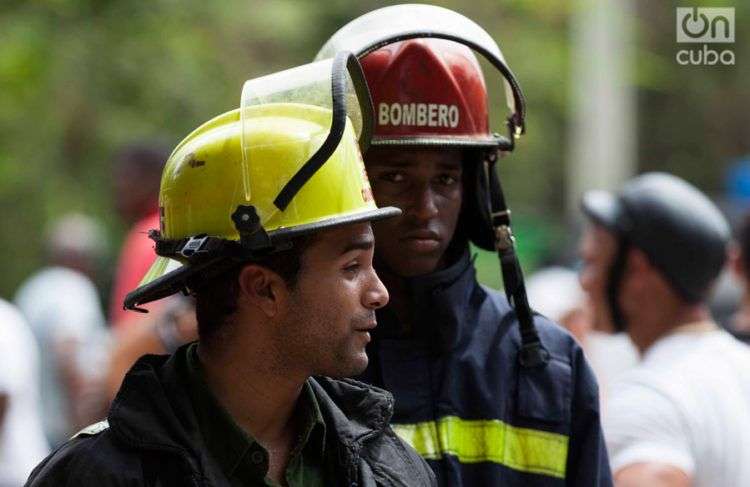 Bomberos en zona cercana al lugar del accidente. Foto: Claudio Pelaez Sordo.