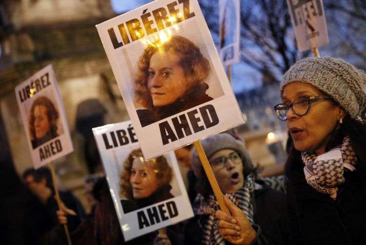 Manifestantes muestran carteles que dicen "Liberen a Ahed" el 4 de enero de 2018 en París. Ahed Tamimi, joven palestina de 17 años, será juzgada por un tribunal militar israelí por abofetear a dos soldados israelíes. Foto: Christophe Ena / AP.