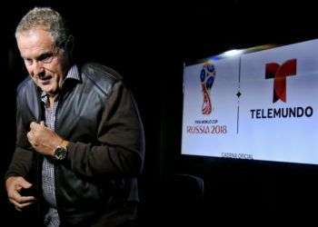 El legendario locutor deportivo Andrés Cantor, de Argentina, termina una entrevista sobre su cobertura del Mundial de Rusia, el 16 de mayo de 2018, en Nueva York. Foto: Bebeto Matthews / AP.