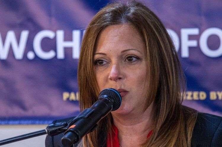 Angie Chirino, hija del cantante cubano-estadounidense Willy Chirino, habla durante la presentación de su candidatura a la Cámara de Representantes de Estados Unidos hoy, jueves 18 de enero de 2018, en el restaurante Versailles de Miami, Florida. Foto: Giorgio Viera / EFE.