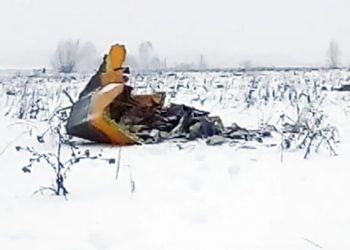 Fotografía de archivo del sábado 4 de marzo de 2017, en la que aparece un avión ruso de inteligencia electrónica Il-20 de la Fuerza aéRea Rusa y que fue derribado accidentalmente por las fuerzas sirias en respuesta a un ataque aéreo israelí, mientras vuela cerca del aeropuerto de Kubinka, en las afueras de Moscú, Rusia. Foto: Marina Lystseva / AP.