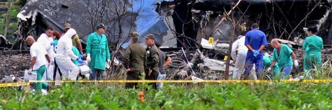 Policías y militares trabajan entre los restos del avión Boeing-737 que se estrelló el viernes 18 de mayo, poco después de despegar del aeropuerto José Martí. Foto: Omara García / EFE.