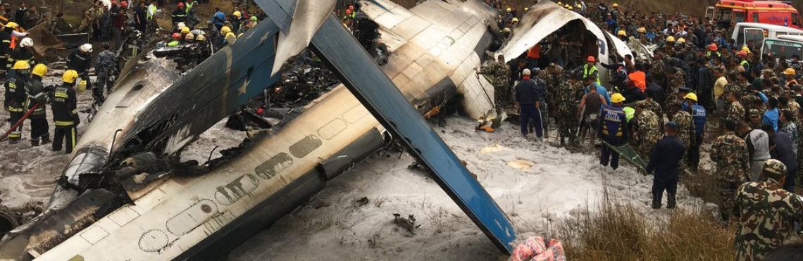 Rescatistas nepalíes junto a un avión de pasajeros de Bangladesh estrellado en el aeropuerto de Katmandú, en Nepal. Foto: Niranjan Shreshta / AP.