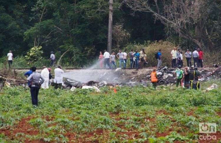 Avión estrellado cerca de la terminal 1 del Aeropuerto José Martí. Foto: Javier Arrizurieta.