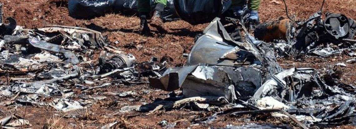 Personal cubano trabaja el domingo 20 de mayo en el lugar del accidente del vuelo DMJ-972 de Cubana de Aviación en La Habana. Foto: Marcelino Vázquez / EFE.