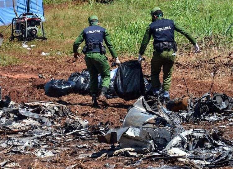 Personal cubano trabaja el domingo 20 de mayo en el lugar del accidente del vuelo DMJ-972 de Cubana de Aviación en La Habana. Foto: Marcelino Vázquez / EFE.