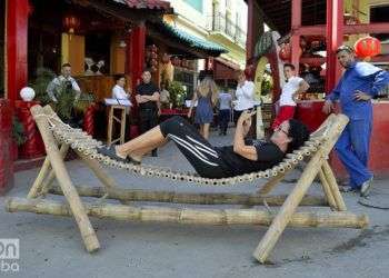 Hamaca de bambú en el Barrio Chino de La Habana. Foto: Otmaro Rodríguez.