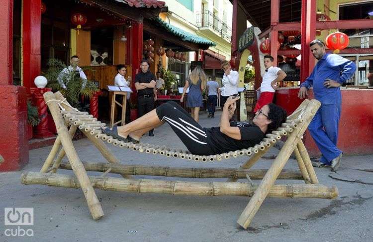 Hamaca de bambú en el Barrio Chino de La Habana. Foto: Otmaro Rodríguez.