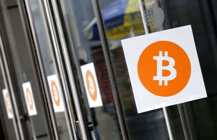 En esta foto de 2014, se ven logotipos de Bitcoin colocados para la conferencia Inside Bitcoins en Nueva York. Foto: Mark Lennihan / Archivo.