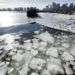 Bloques de hielo flotan en el puerto de Boston, 3 de enero de 2018. Tras una semana de temperaturas gélidas, el noreste de Estados Unidos espera una fuerte tormenta invernal. Foto: Michael Dwyer / AP.