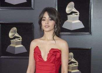 La cantante cubana Camila Cabello posa a su llegada al Madison Square Garden, para participar de la 60ma edición de los Premios Grammy, en Nueva York. Foto: Miguel Rajmil / EFE.