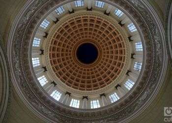 La cúpula del Capitolio de La Habana, divide al ala norte del sur. Foto: Otmaro Rodríguez.