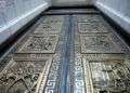 En las puertas de bronce se esculpieron a relieve algunos momentos importantes de nuestra historia. Foto: Otmaro Rodríguez.