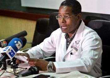 El director del hospital Calixto García, doctor Carlos Alberto Martínez, ofrece rueda de prensa hoy en La Habana. Foto: Ernesto Mastrascusa / EFE.