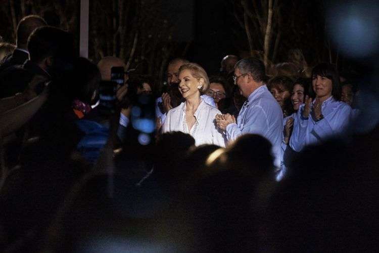 La diseñadora venezolana Carolina Herrera recibe el aplauso del público tras presentar su colección final al frente de su marca en la Semana de la Moda de Nueva York. Foto: Andres Kudacki / AP.