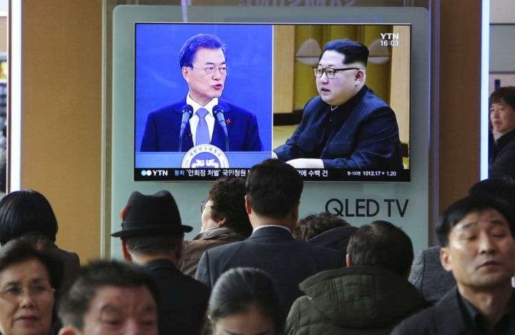 Imágenes del líder norcoreano Kim Jong Un (der) y del presidente surcoreano Moon Jae-in (izq) en una televisión en Seúl. Foto: Ahn Young-joon / AP.