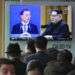 Imágenes del líder norcoreano Kim Jong Un (der) y del presidente surcoreano Moon Jae-in (izq) en una televisión en Seúl. Foto: Ahn Young-joon / AP.