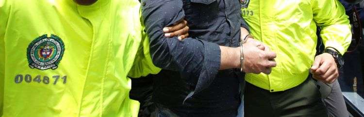 El cubano Raúl Gutiérrez Sánchez (centro), tras su detención en Colombia por ser un presunto terrorista islámico. Foto: Fernando Vergara / AP / Archivo.