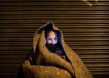 Una mujer cubana soporta el frío durante la vigilia en demanda de su legalización y la de sus compatriotas. Foto: Edu León.