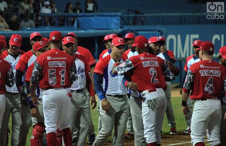 Los peloteros de Diablos Rojos y Occidentales de Cuba antes de comenzar el tope amistoso. Foto: Otmaro Rodríguez.