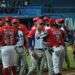 Los peloteros de Diablos Rojos y Occidentales de Cuba antes de comenzar el tope amistoso. Foto: Otmaro Rodríguez.