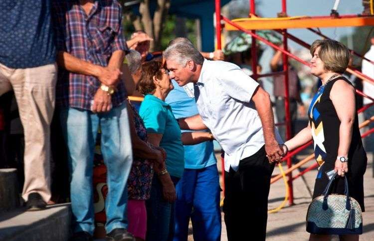 Miguel Díaz-Canel, entonces primer vicepresidente, de la mano de su esposa, Lis Cuesta, habla con otros votantes el día de las elecciones el 11 de marzo de 2018. Desde el 19 de abril Díaz-Canel asumió como nuevo presidente. Foto: Ramón Espinosa / AP.