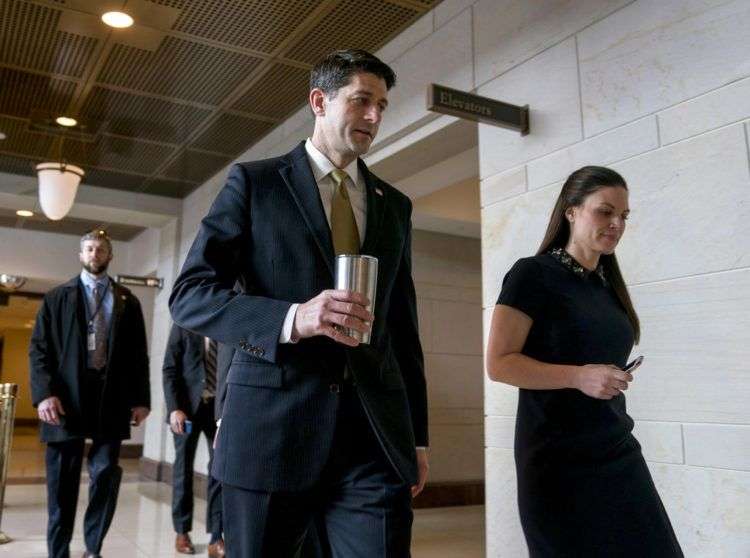 El presidente de la Cámara de Representantes, Paul Ryan, acompañado de su secretaria de prensa, AshLee Strong, rumbo al Centro de Visitas del Capitolio el jueves 18 de enero de 2018 en Washington. Foto: Andrew Harnik / AP.