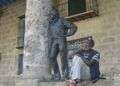 En la Plaza de la Catedral, recostado a una columna en el portal del Palacio de Lombillo, Antonio Gades parece esconderse del trasiego del lugar. El célebre bailarín y coreógrafo español fue inmortalizado en bronce por José Villa Soberón, en uno de los lugares privilegiados del centro histórico habanero. Foto: Otmaro Rodríguez.