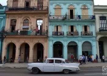 Exterior de varios edificios de la calle Prado, frente al Capitolio de La Habana. Foto: Otmaro Rodríguez.