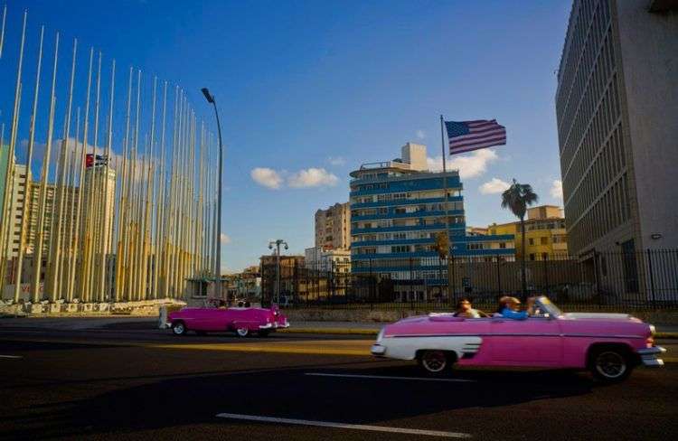 Turistas se desplazan frente a la embajada de Estados Unidos en La Habana. Foto: Ramón Espinosa / AP.