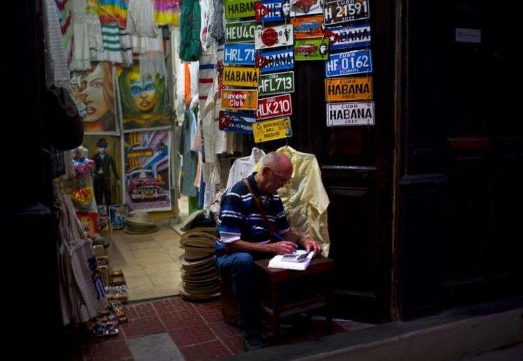 Negocio privado en La Habana. Foto: Ramón Espinosa/AP)