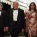 El presidente Donald Trump llega a fiesta de Año Nuevo en su resort Mar-a-Lago con la primera dama, Melania Trump, y el hijo de ambos, Barron. Palm Beach, Florida. Foto: Evan Vucci / AP.