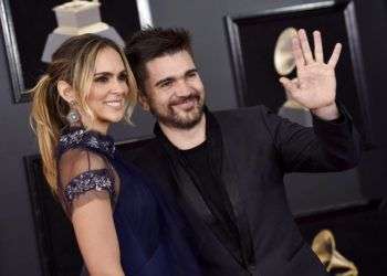 Juanes, nominado a mejor álbum de pop latino, y su esposa, Karen Martínez, llegan a la 60ma entrega anual de los premios Grammy, el domingo 28 de enero del 2018 en el Madison Square Garden, en Nueva York. Foto: Evan Agostini / Invision / AP.