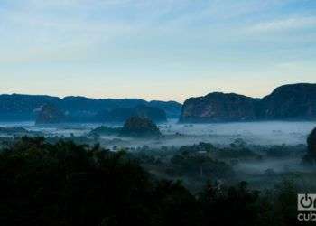 Para muchos pasantes, es solo un valle lindo que se cubre de neblina al amanecer, con un manto a media altura, entre los mogotes más empinados. Foto: Guillermo Seijo.