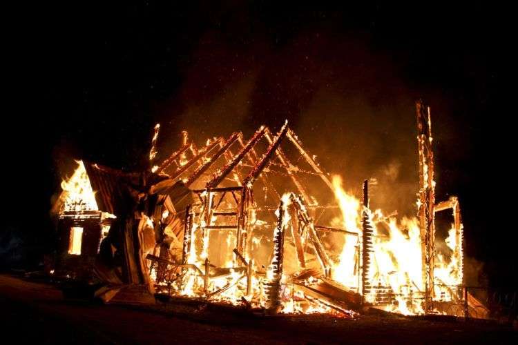 Un incendio devora la iglesia de la Virgen de la Candelaria en Calafquén, Chile, el sábado 20 de enero de 2018. Foto: Jonathan Chandia / AP.