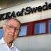 Ingvar Kamprad, fundador de la cadena internacional de tiendas de muebles IKEA; ante la sede de la compañía en Almhult, Suecia, en agosto de 2002. Foto: Claudio Bresciani / TT vía AP.